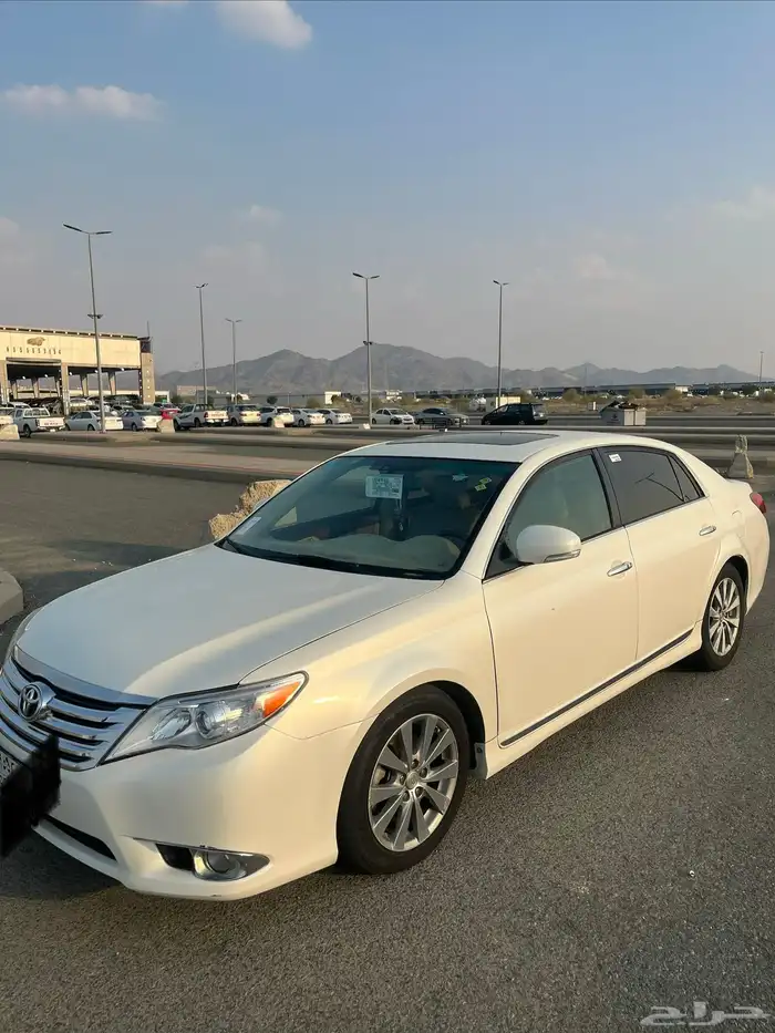 تويوتا افالون 2012 ابيض لؤلؤي 6