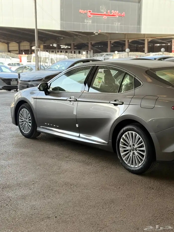 للبيع كامري 2025 تتانيوم LE اصفار 4