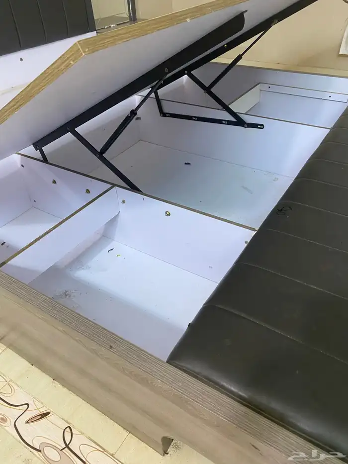 غرفة نوم مع تسريحة ودولاب واثنين كنبات ولوحة 7