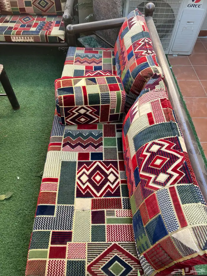 للبيع كراسي حديد 3 مع الفرشها وشلال ماء كبير 2 وصغير 1