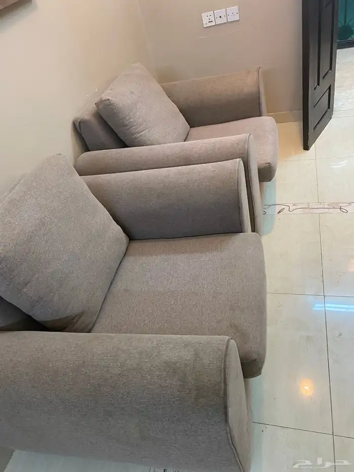 غرفة نوم مع تسريحة ودولاب واثنين كنبات ولوحة 10