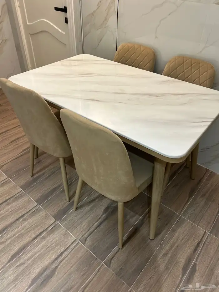 للبيع طاوله رخاميه و اربع كراسي طولها 130 سم و العرض 80سم 0