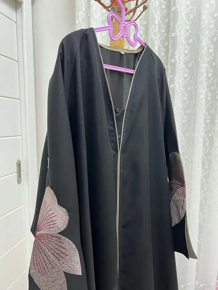 عباية  وجلابية مستخدمة مره واحدة فقط العباية ب 60 و100 0