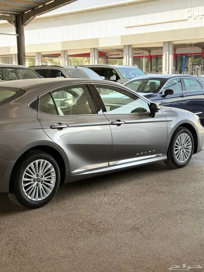 للبيع كامري 2025 تتانيوم LE اصفار 8