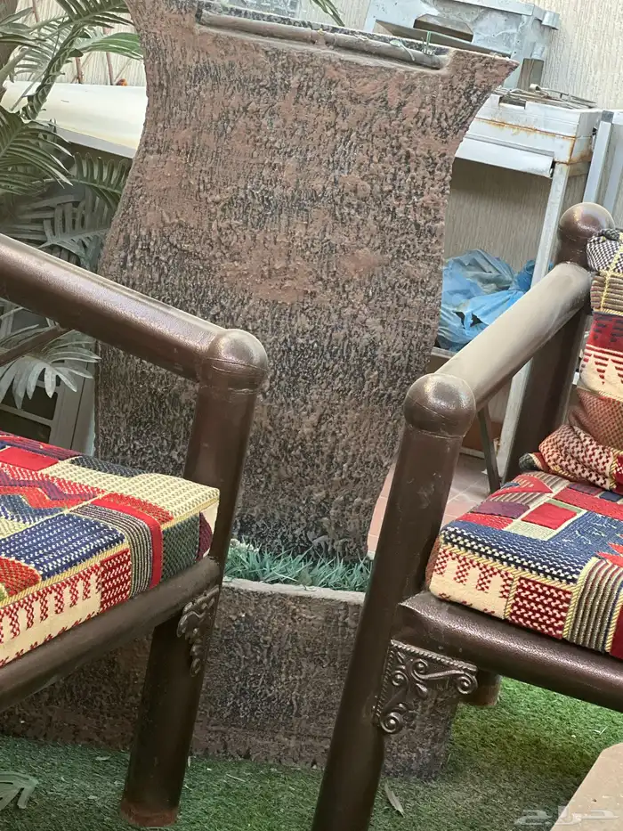 للبيع كراسي حديد 3 مع الفرشها وشلال ماء كبير 2 وصغير 8