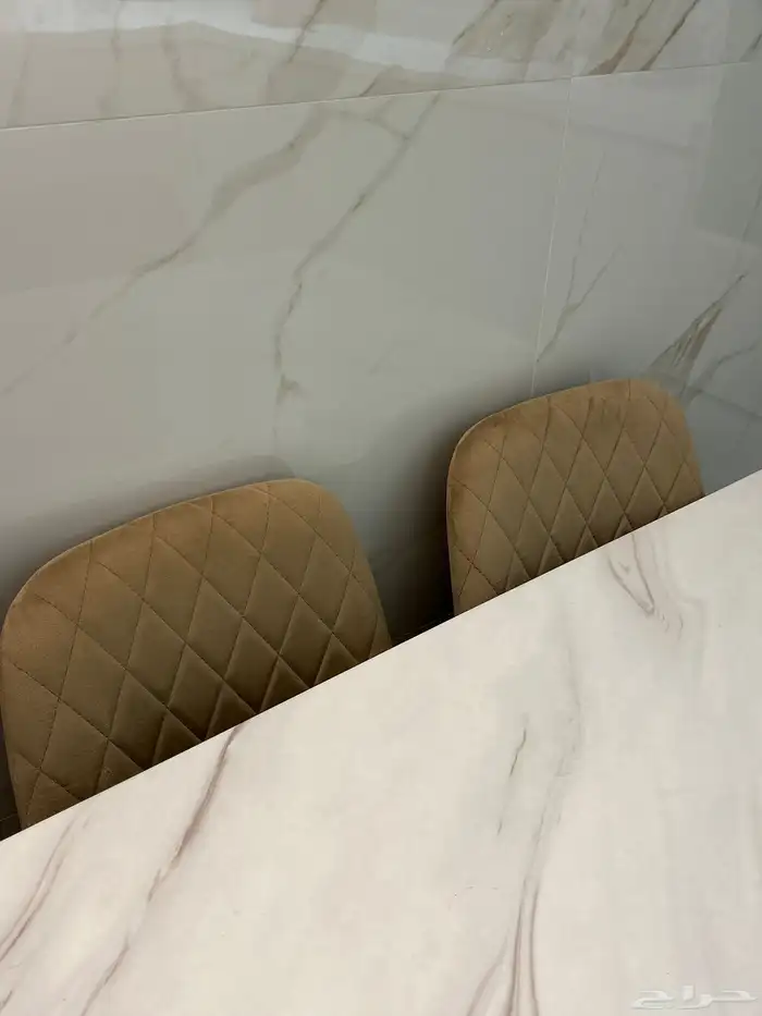 للبيع طاوله رخاميه و اربع كراسي طولها 130 سم و العرض 80سم 2