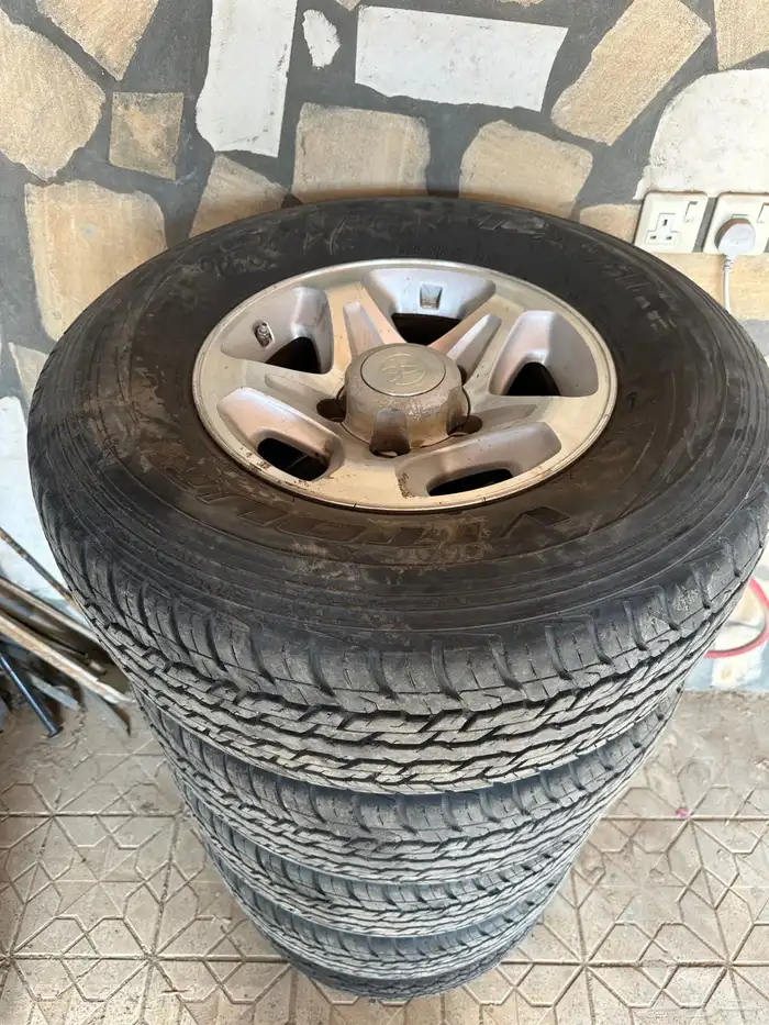 اغراض جيب ربع 2006 جنوط وكفرات ورفارف و تانكي ماء وديكورات 1