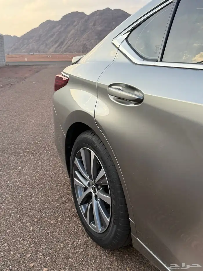 للبيع لكزس 2021 28