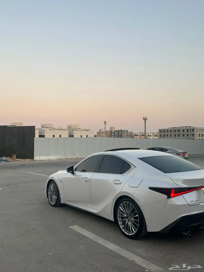 لكزس is300 2021 3