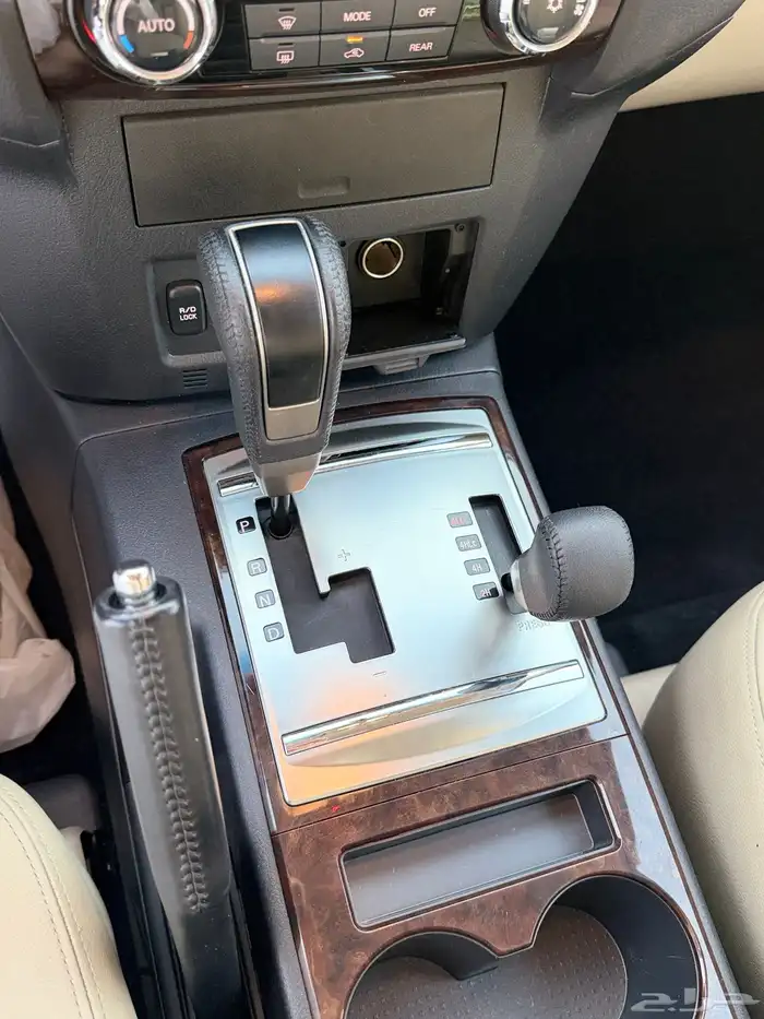 ميستوبيشي باجيرو 2020-فل كامل علامات ذهبيه عداد 35 الف فقط 23