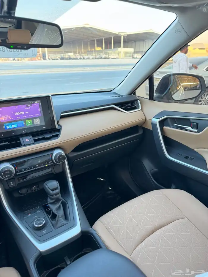 للبيع تويوتا راف فور 2024 - فل كامل هايبرد - بحالة الوكاله 9