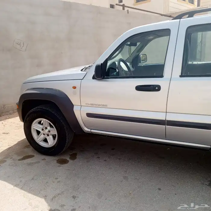جيب شيروكي موديل 2004 قير عادي 2004مديل فحص ستماره منتهيه 2