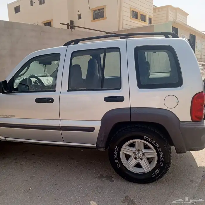 جيب شيروكي موديل 2004 قير عادي 2004مديل فحص ستماره منتهيه 3