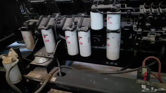 مولدات كهرباء وكمبروسرات الهواء والرافعات الشوكية ومكينات ال 3