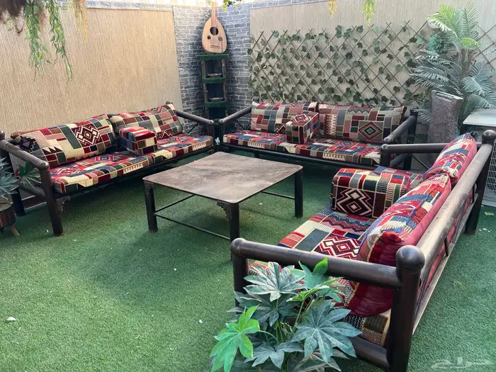 للبيع كراسي حديد 3 مع الفرشها وشلال ماء كبير 2 وصغير 0