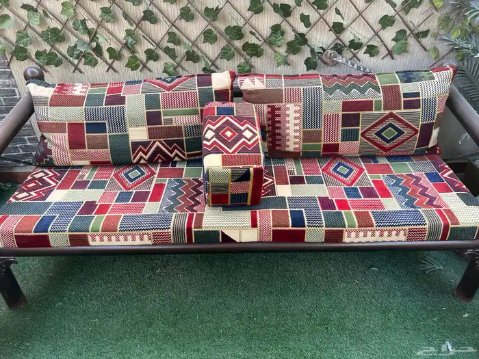 للبيع كراسي حديد 3 مع الفرشها وشلال ماء كبير 2 وصغير 3