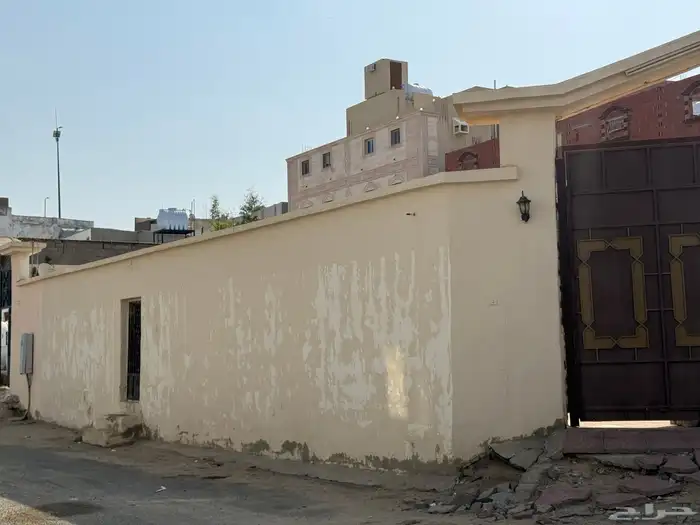 ارض مبني عليها استراحة بموقع متميز 3