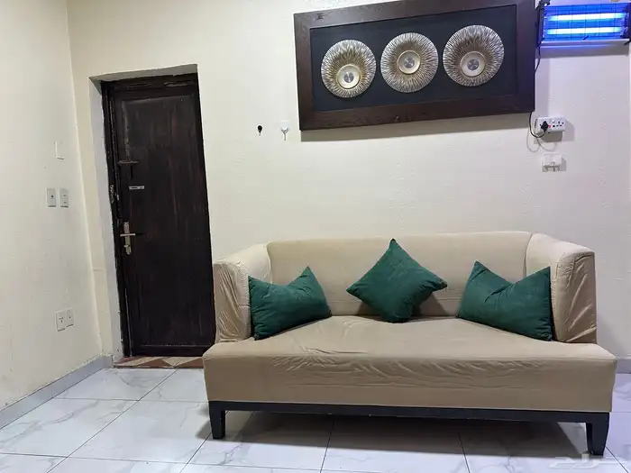 كنب بحالة جيدة سعر التفصيل 800 سعر البيع 200 0