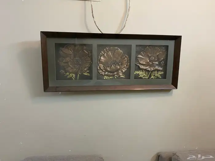 غرفة نوم مع تسريحة ودولاب واثنين كنبات ولوحة 13