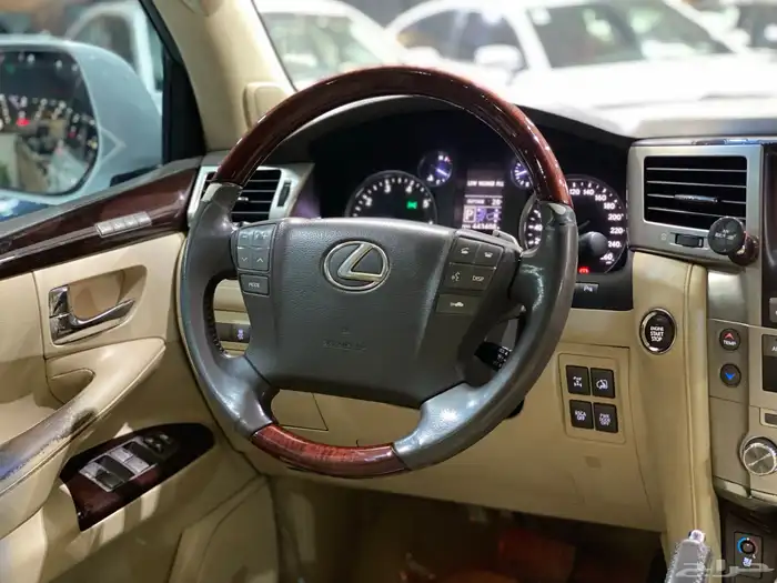 جيب لكزس LX570 فل 2013 17