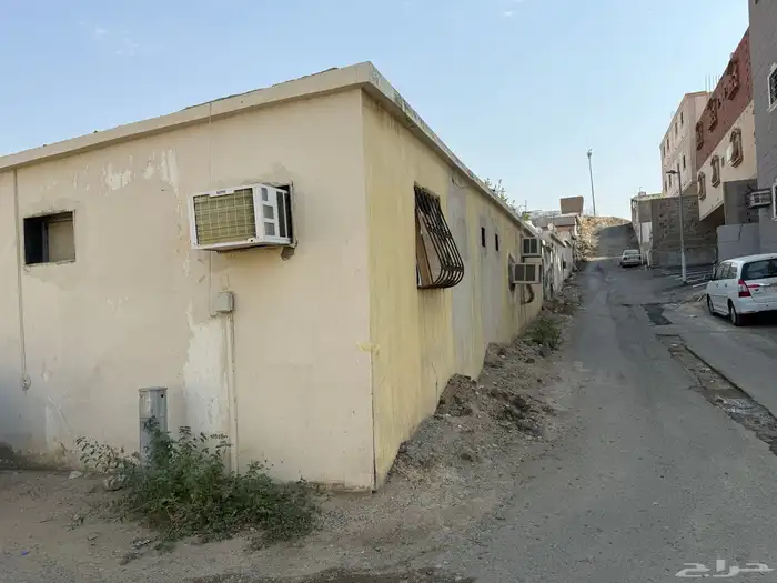 ارض مبني عليها استراحة بموقع متميز 2