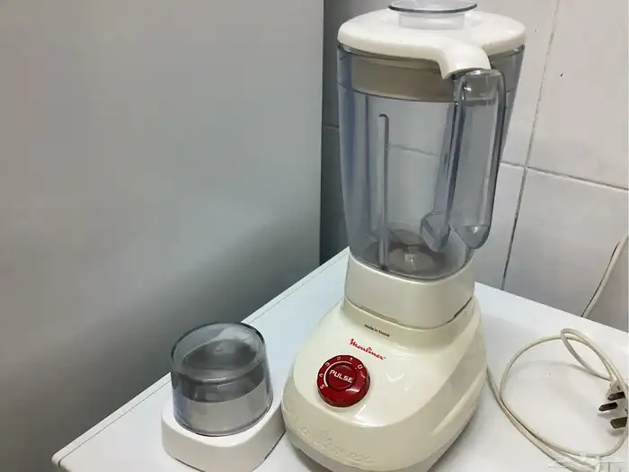 خلاطه مونليكس مع مطحنه صغيره وخلاطه جانبيه قديمه 2