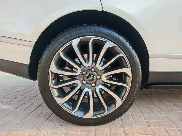 رينج روفر 2015 أوتوبيجرافي سوبر شارج أبيض لؤلؤي 16