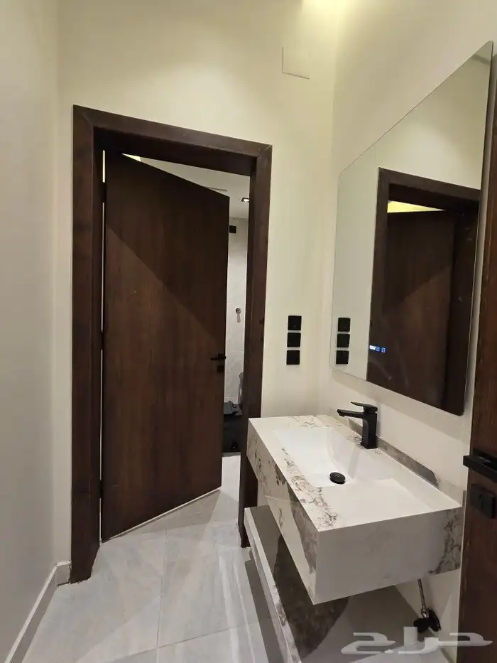 للبيع دور أرضي 6غرف VIP حوش ومدخل سياره بحي الوسام بالخميس 21