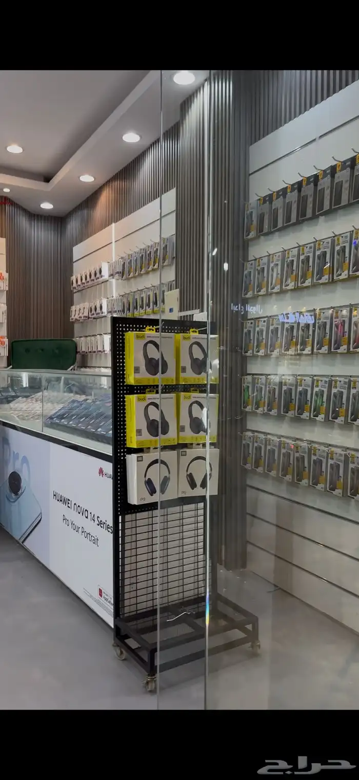 محل جوالات للتقبيل مجهز بديكورات وبضاعه وكل ممتلكات العمل 3