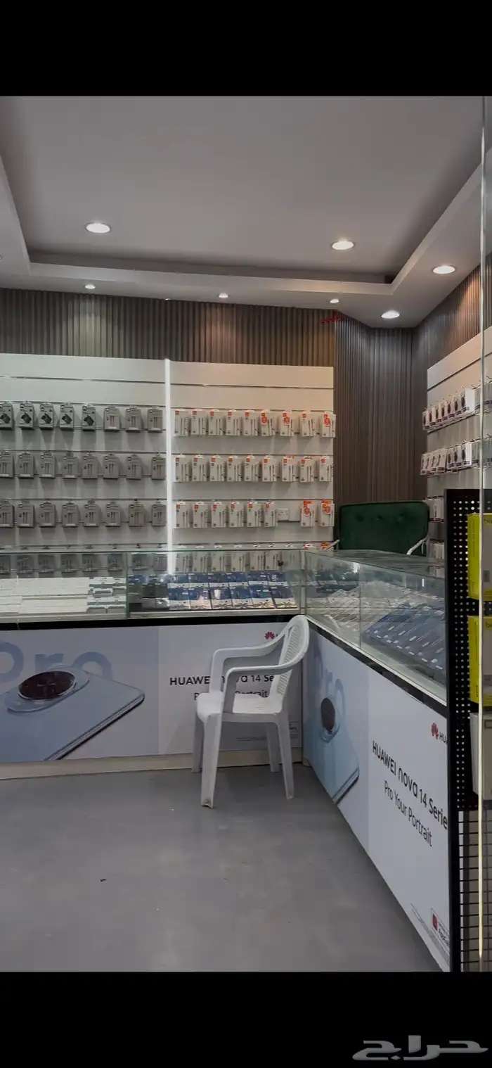 محل جوالات للتقبيل مجهز بديكورات وبضاعه وكل ممتلكات العمل 2