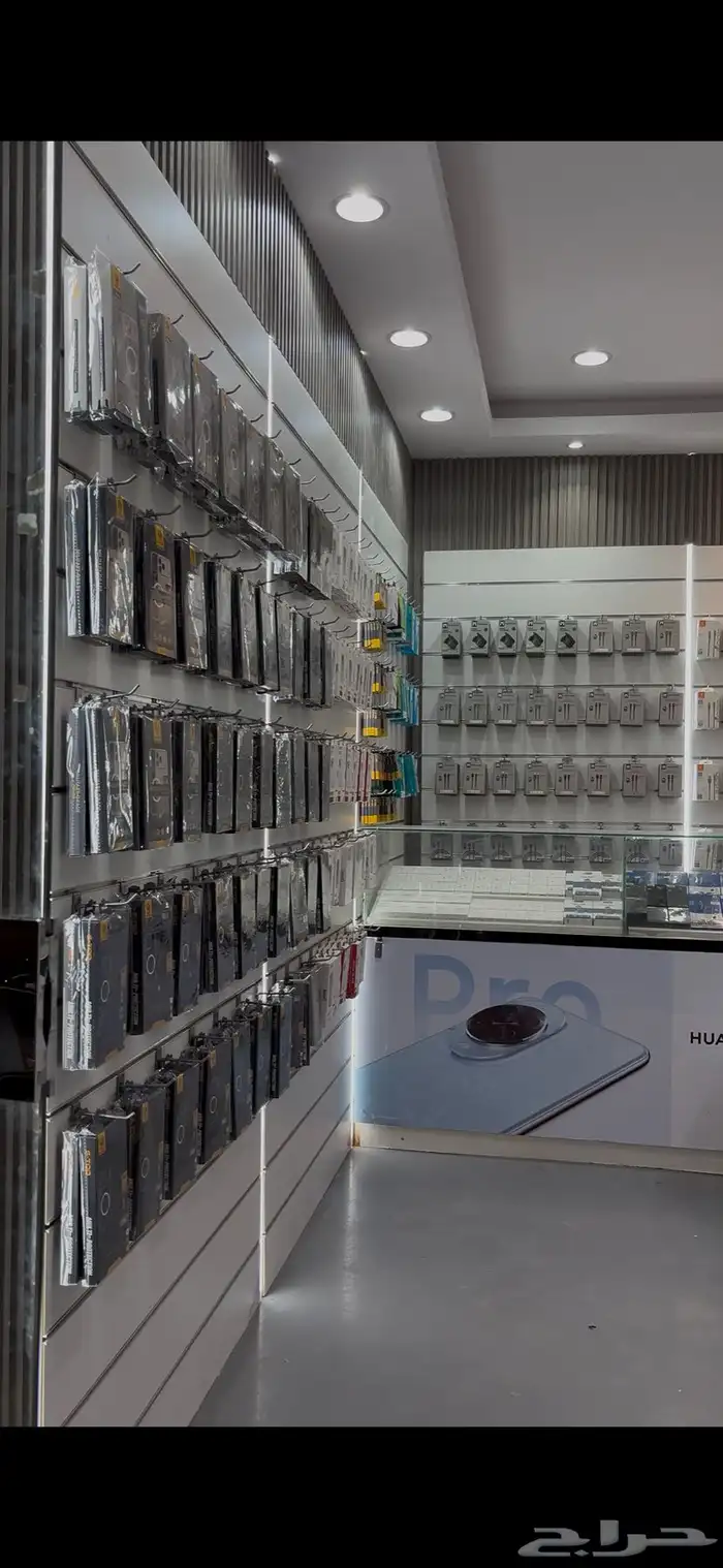 محل جوالات للتقبيل مجهز بديكورات وبضاعه وكل ممتلكات العمل 1