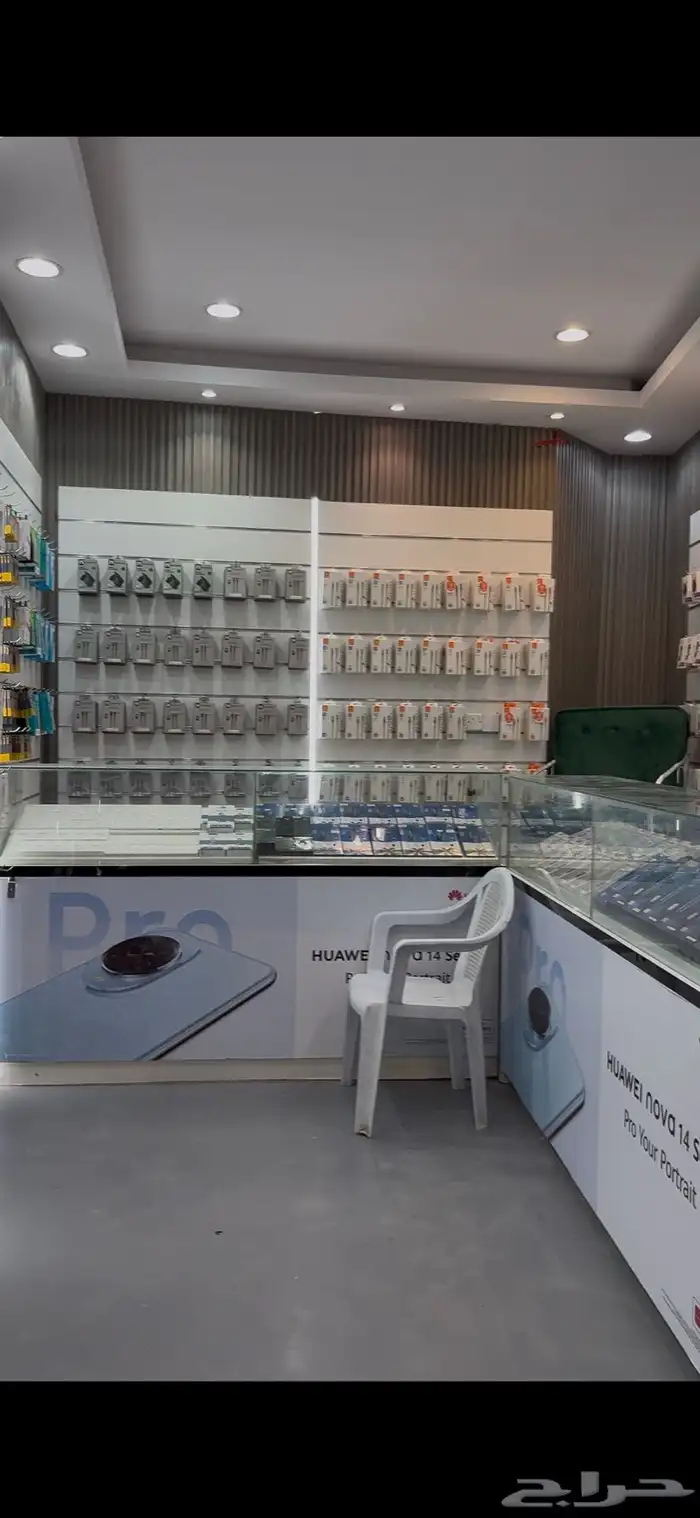 محل جوالات للتقبيل مجهز بديكورات وبضاعه وكل ممتلكات العمل 0