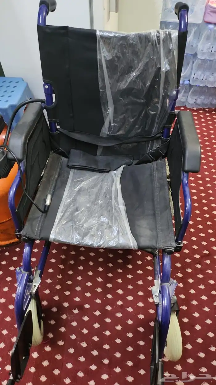 كرسي متحرك مستخدم نظيف بس يحتاج الى بطارية فقط 4