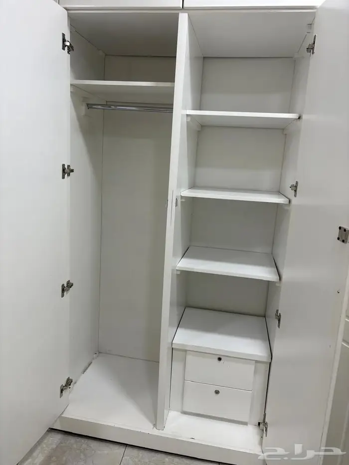 للبيع دولاب   طاولة طعام 8