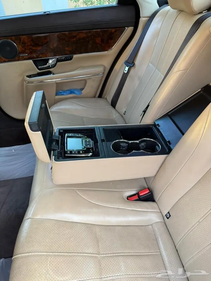 جاكور XJ L 2013 V6 مخزن 6 سنوات 6