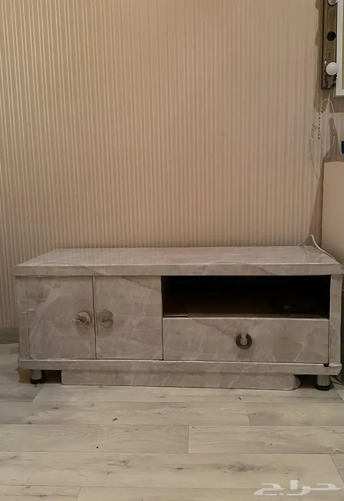 تلفزيون وطاولات للبيع 2