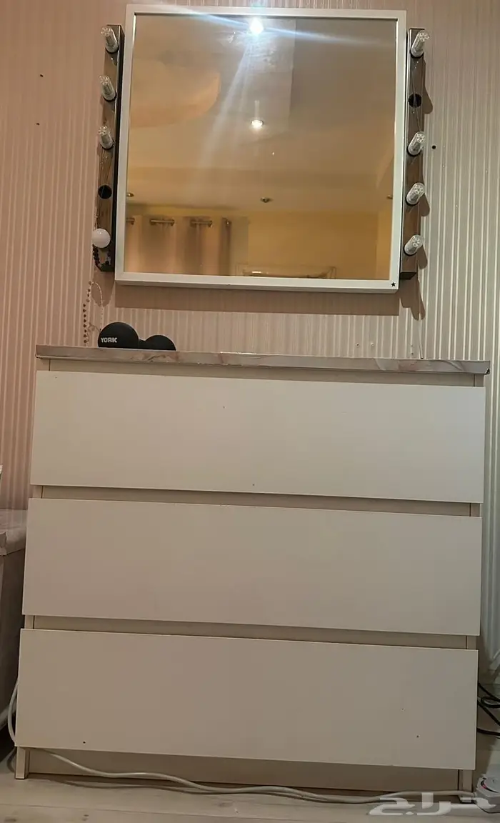 تلفزيون وطاولات للبيع 3