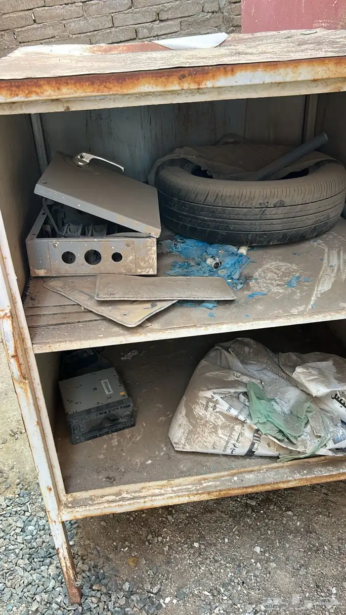 حديد دولاب مع اغراضه 1