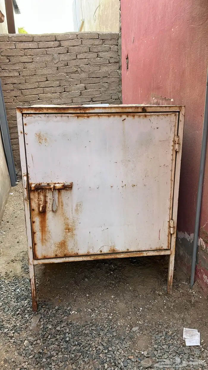 حديد دولاب مع اغراضه 0