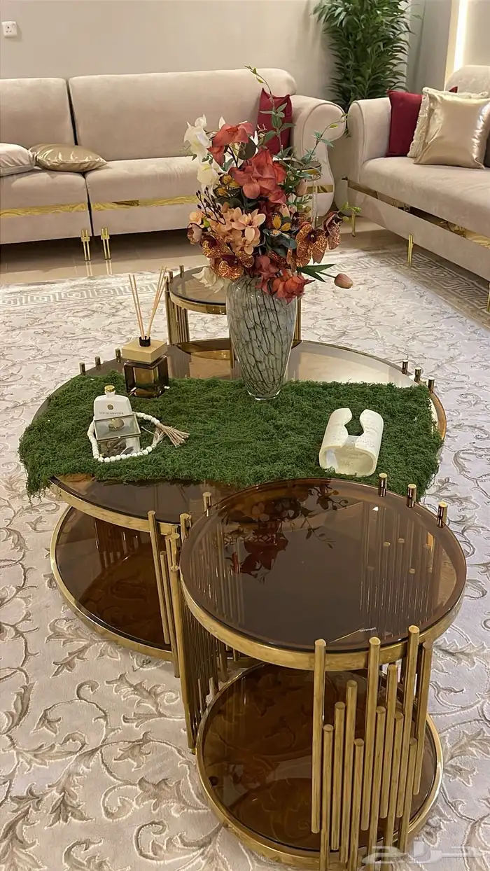 طاولة مجلس مع طاولتين خدمه للبيع نضيف جدأ 2