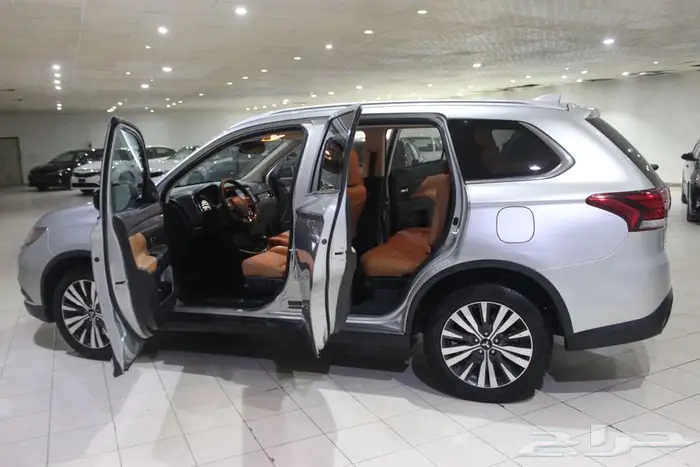 ميتسوبيشي اوتلاندر 2020 فضي بطاقة جمركية 35