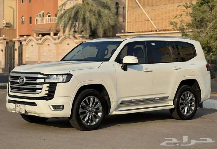 تويوتا لاندكروزر 2023 GXR 3 11