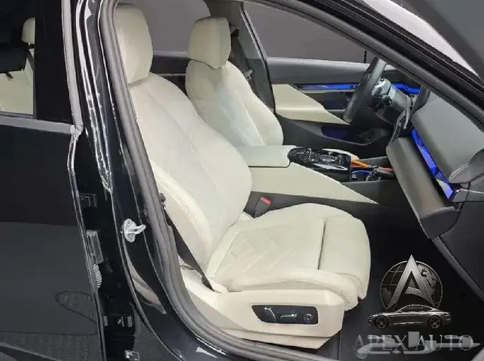 بي إم دبليو الفئة الخامسة BMW 520i 2025 داخلي كرستال 10