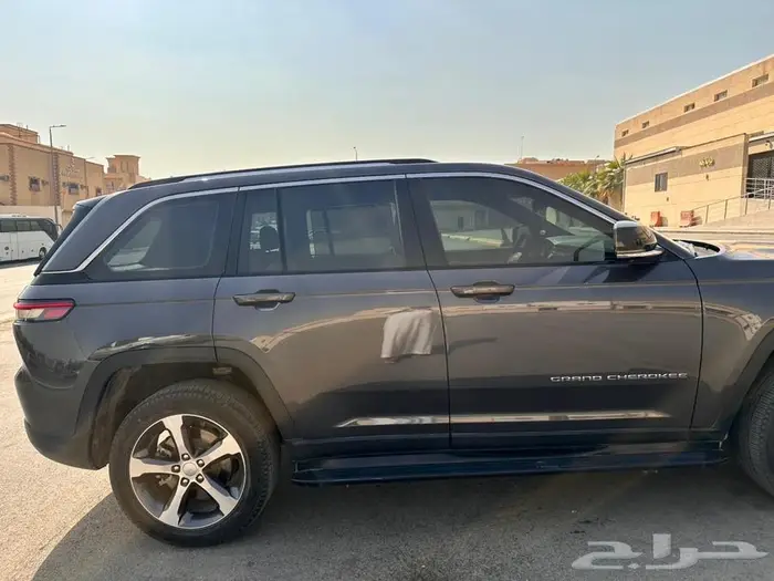 جيب قراند شيروكي 2023 ليمتيد بلص قصير 7