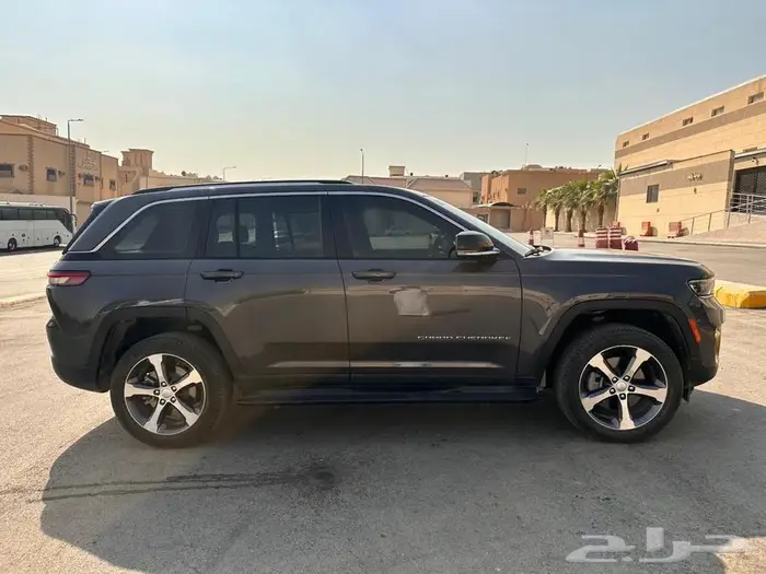 جيب قراند شيروكي 2023 ليمتيد بلص قصير 10