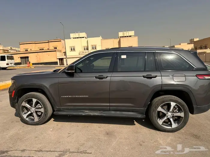 جيب قراند شيروكي 2023 ليمتيد بلص قصير 4