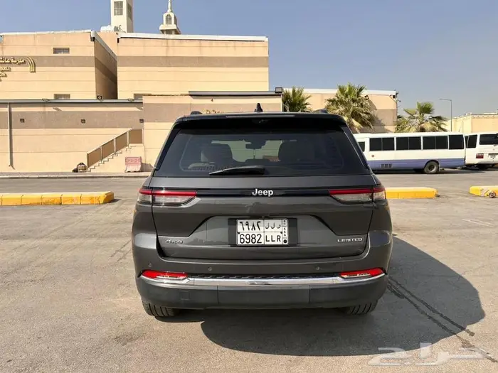 جيب قراند شيروكي 2023 ليمتيد بلص قصير 6