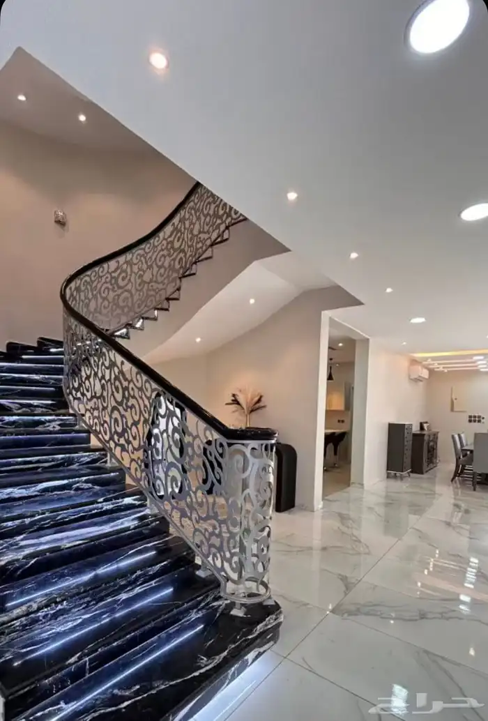 فيلا للبيع على 3 شوارع 19