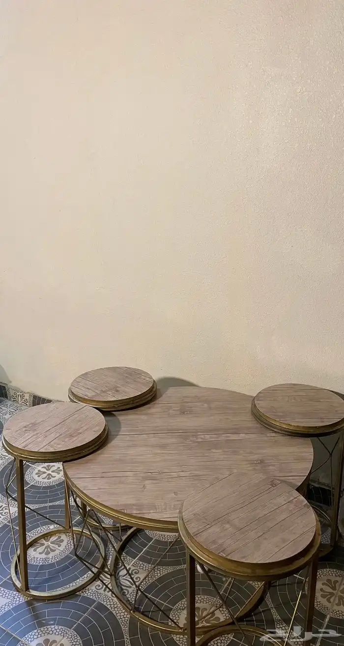 طقم طاولات خدمه خشب مع قاعدة ذهبية   نظيفة 0