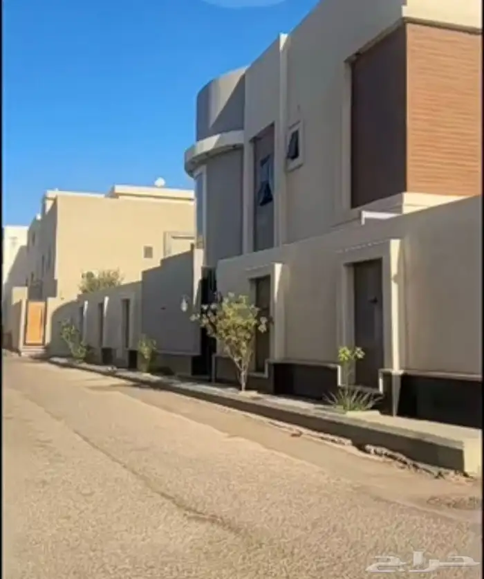 فيلا للبيع على 3 شوارع 17